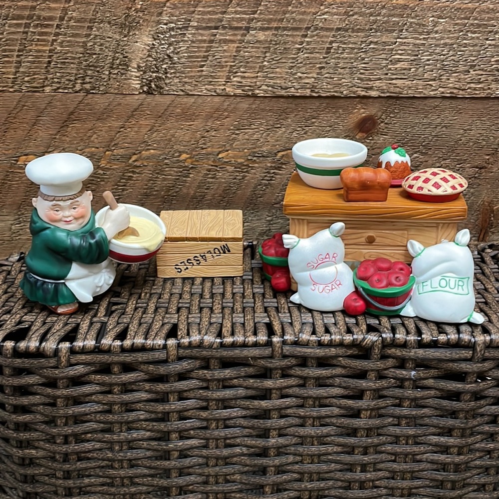 Department 56 Merry Makers Maxwell the Mixer at his Table (7 Piece Set)